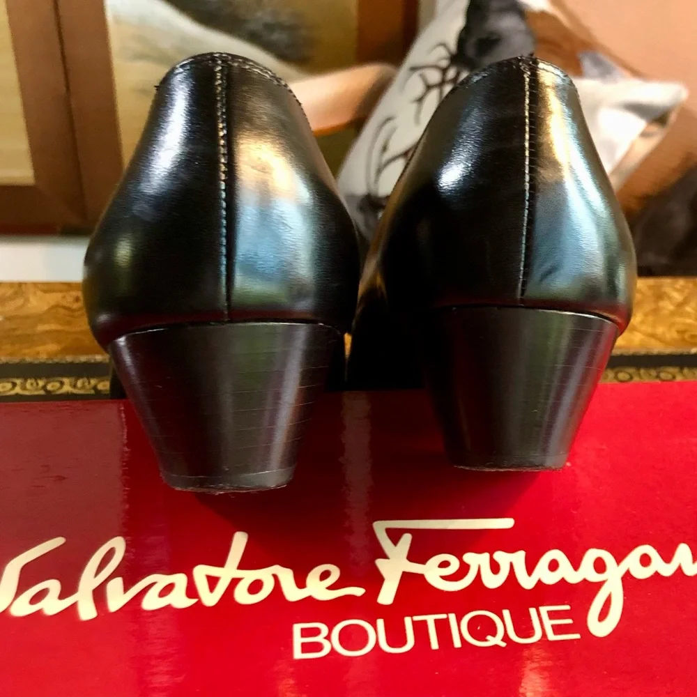 Salvatore Ferragamo Vara Pump Size 7B in Nero Calfskin - Picture 6 of 16